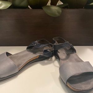 Naot size 40 Sabrina slate ink leather